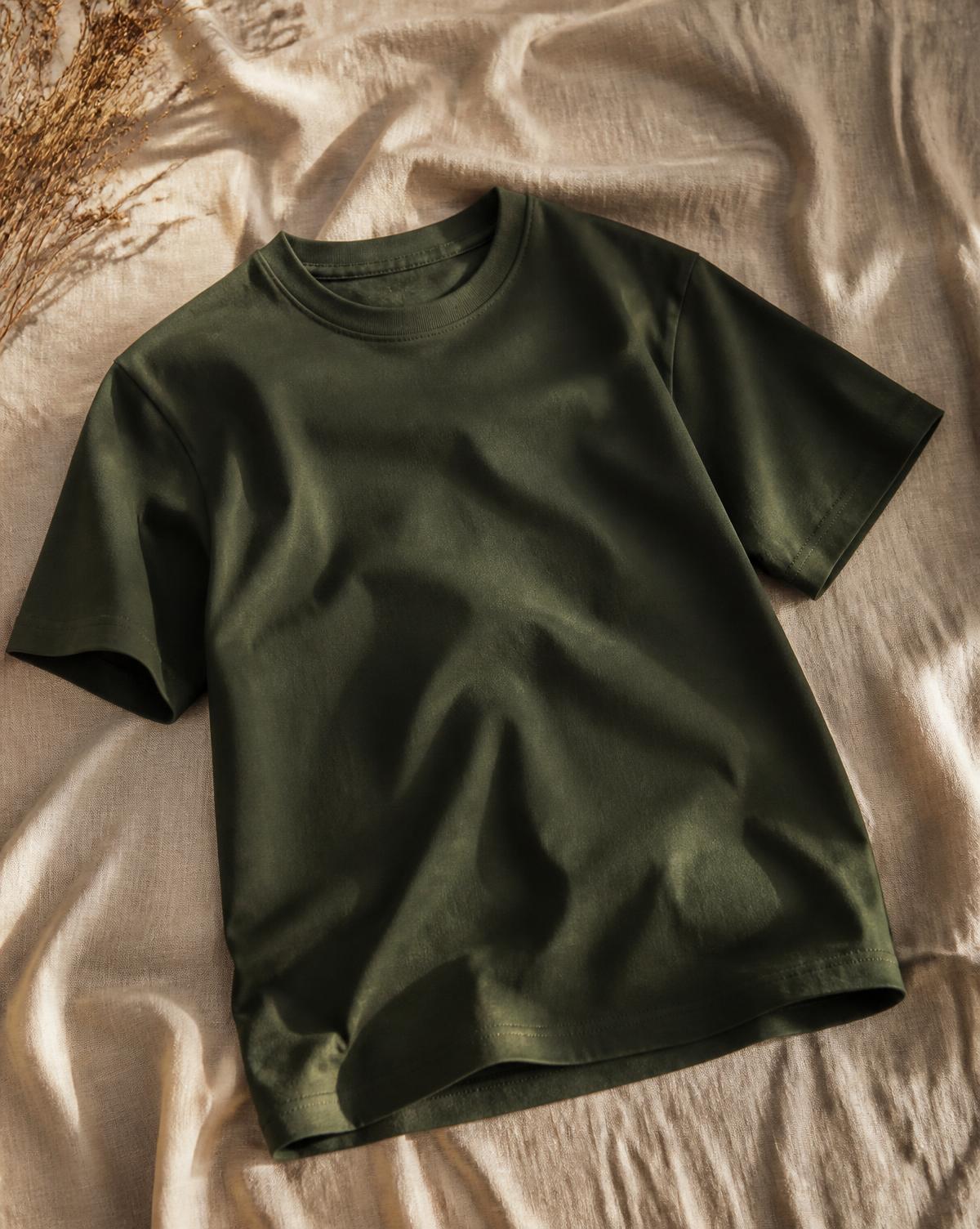 Camiseta verde oliva de algodão pesado sobre linho